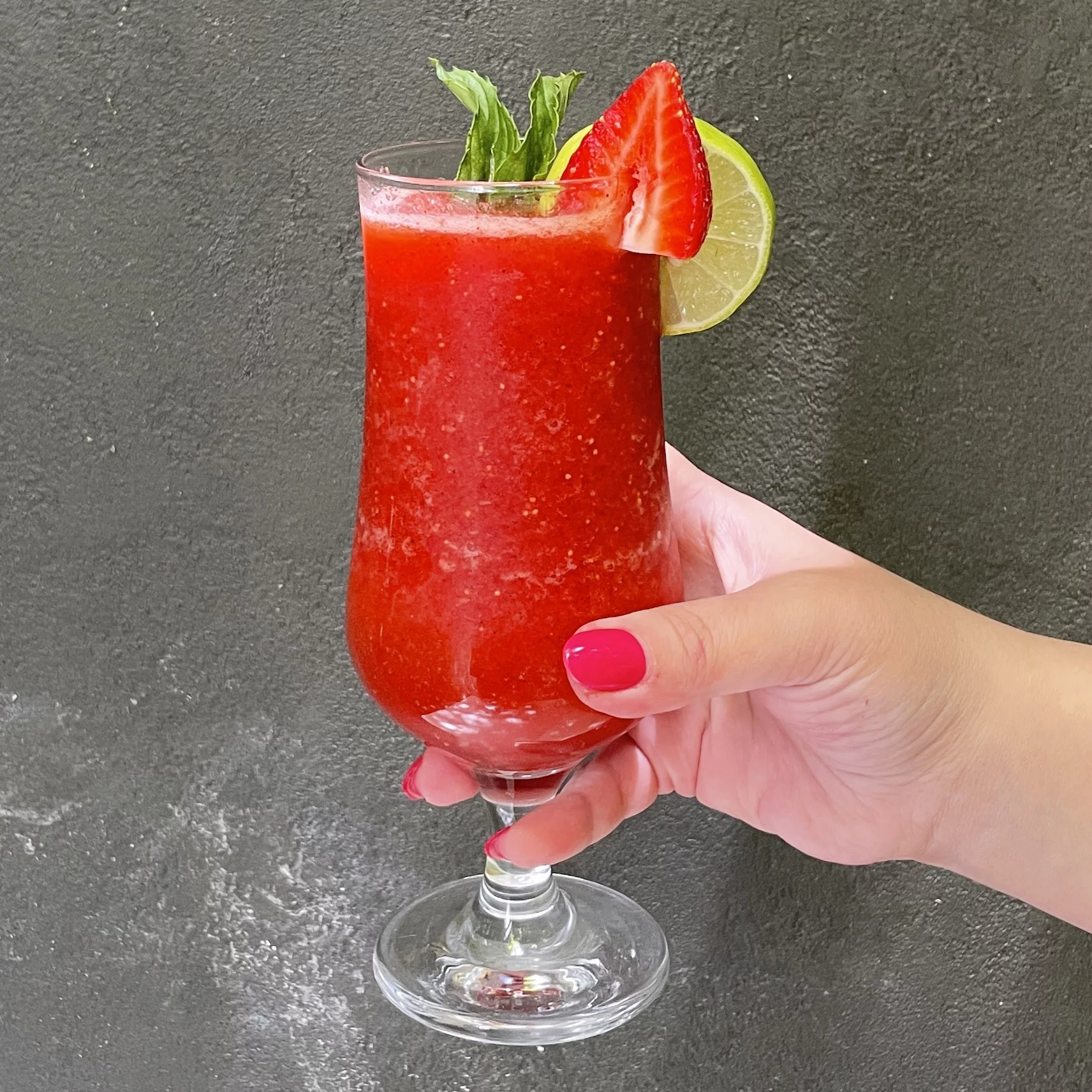 نوشیدنی توت فرنگی و نعنا