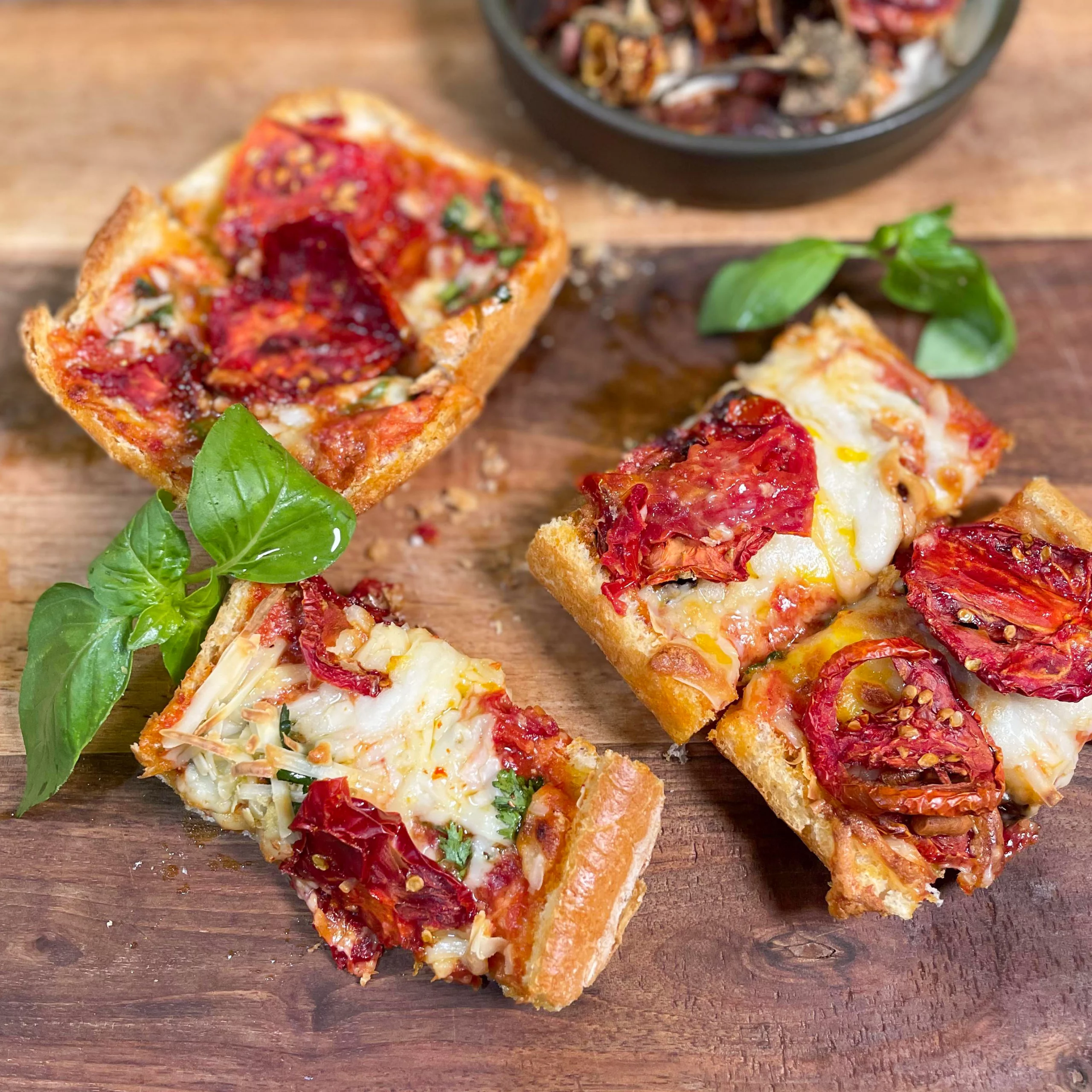 اسنک کره و گوجه فرنگی